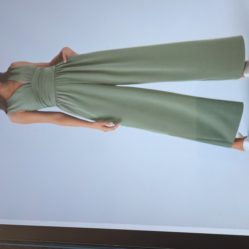 MEDIUM    HALARA V NECK EASY PEEZY RUCHED JUMPSUIT